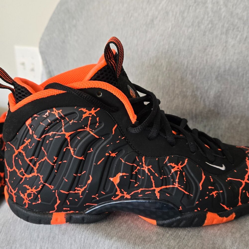 NIKE FOAMPOSITE (LAVA / MAGMA) SIZE 7 MEN / 8.5 WOMEN